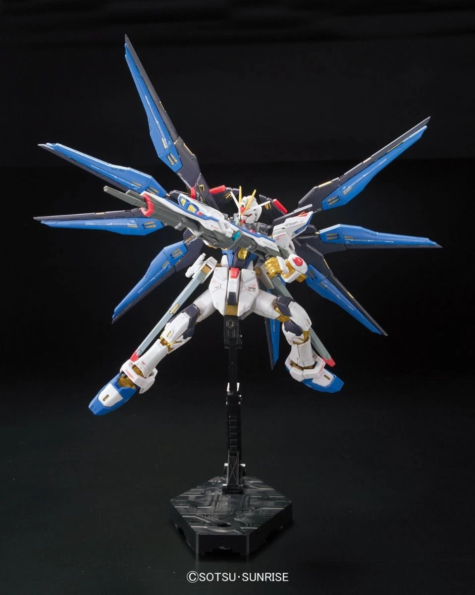 Bandai Gundam 1/144 RG #14 Seed Destiny ZGMF-X20A Strike Freedom Gundam Model Kit - Image 9